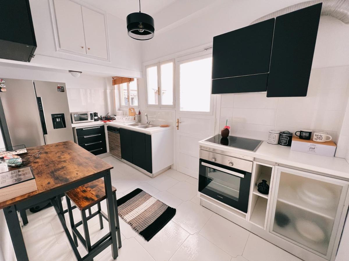 Seaside Apartment In Flisvos Marina Athens Luaran gambar